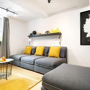 marienplatz-apartment-2-bedrooms-living-room-munich.com-bavaria.com/